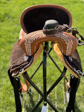 Load image into Gallery viewer, Annie Feather Lightweight Saddle